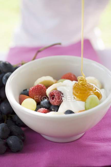 Fruta muesli en tazón - foto de stock