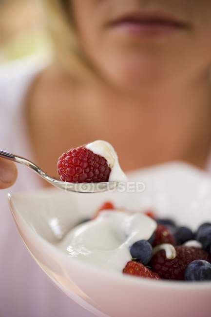 Donna che mangia bacche con yogurt — Foto stock