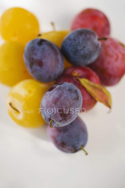 Prunes noires et jaunes — Photo de stock