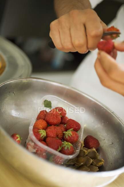 Chef schneidet Erdbeeren — Stockfoto