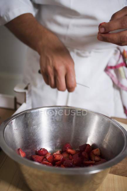 Chef hacher les fraises — Photo de stock