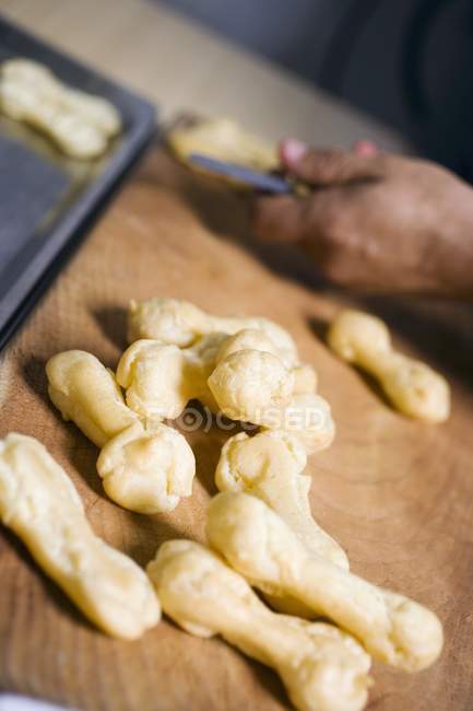 Eclairs on chopping board — Stock Photo