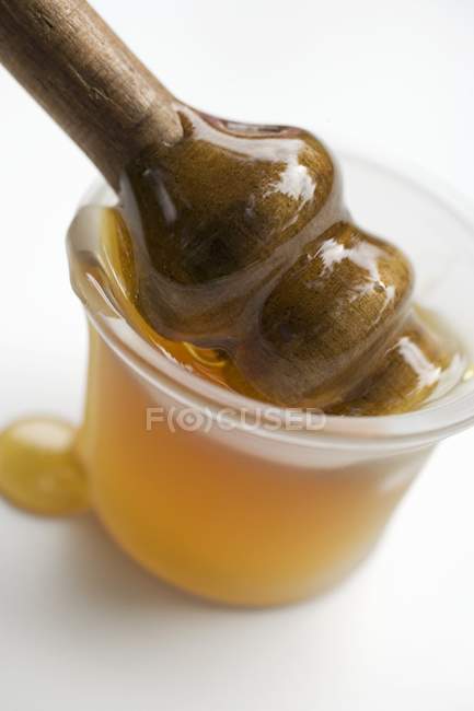 Мед в маленькой миске — стоковое фото
