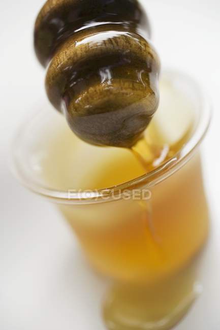Мед у маленькій мисці — стокове фото
