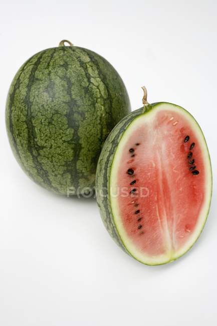 Frische reife Wassermelonen im Schnitt — Stockfoto