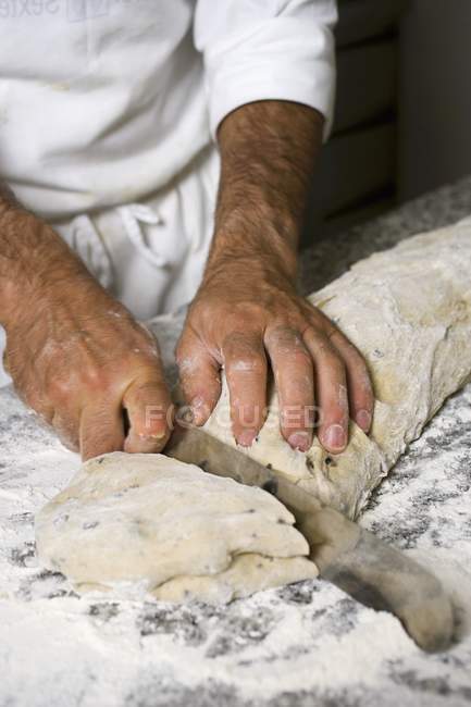 Руки Робимо оливковий хліб розділяючи тісто на порції — стокове фото