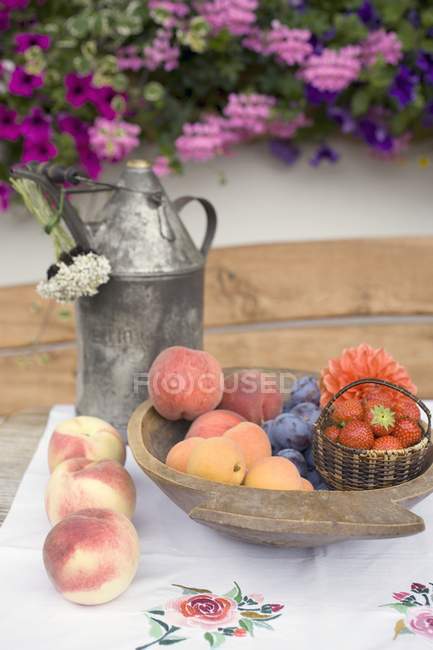 Sommerfrüchte in Holzschale — Stockfoto