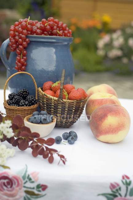 Frutos e bagas de verão — Fotografia de Stock