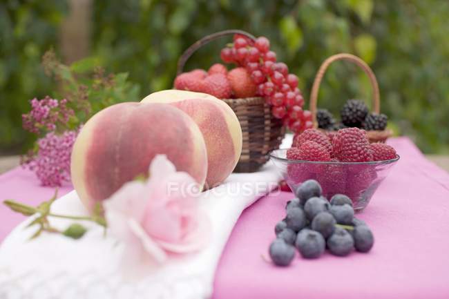 Pêssegos frescos e frutas — Fotografia de Stock