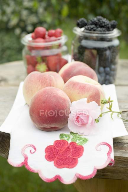 Frische Pfirsiche und Beeren — Stockfoto