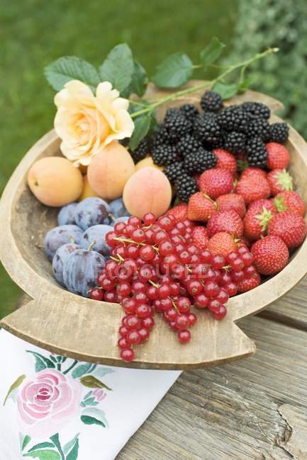 Früchte und Beeren in Holzschale — Stockfoto