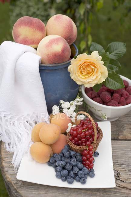 Pfirsiche mit Aprikosen und Beeren — Stockfoto