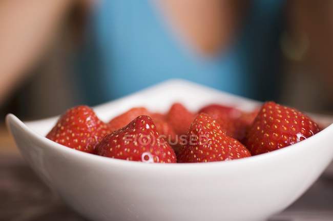 Femme tenant bol de fraises — Photo de stock