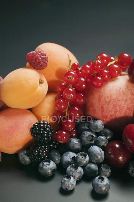 Pêssegos com damascos e frutas vermelhas — Fotografia de Stock