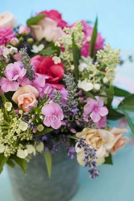 Vista da vicino di fiori estivi colorati in un vaso — Foto stock