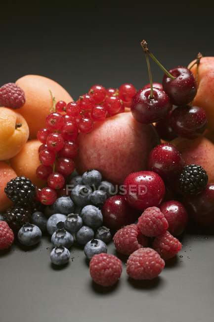 Pêssegos com damascos e frutas vermelhas — Fotografia de Stock