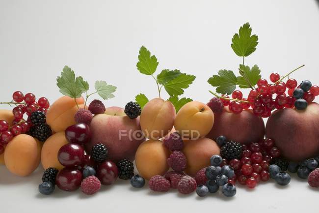 Apricots with peaches and mixed berries — Stock Photo