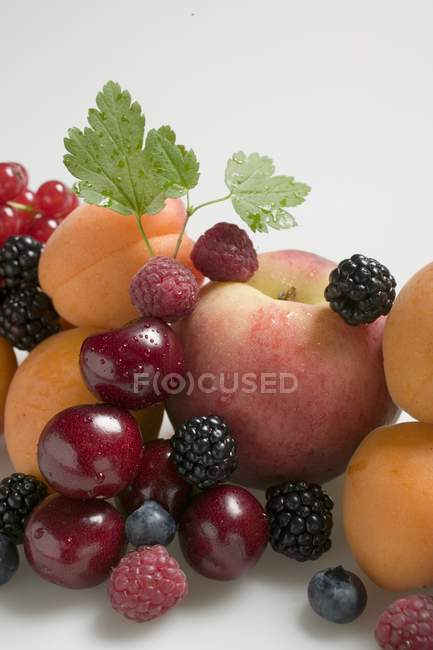 Aprikosen mit Pfirsichen und gemischten Beeren — Stockfoto