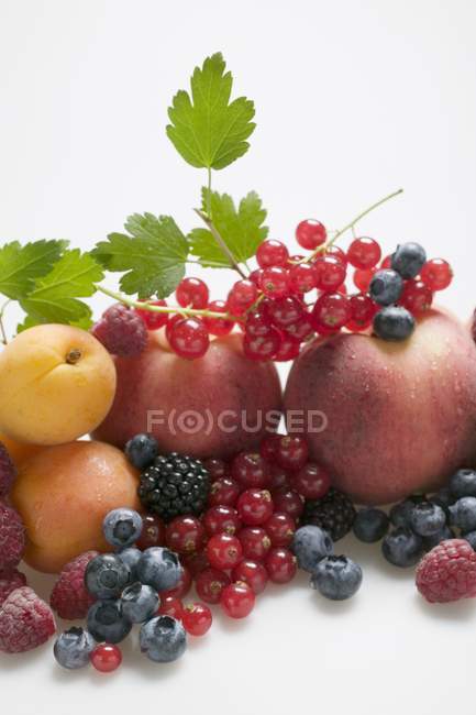 Абрикосы с персиками и смешанными ягодами — стоковое фото