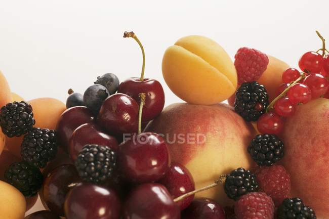 Абрикоси з персиками і змішаними ягодами — стокове фото