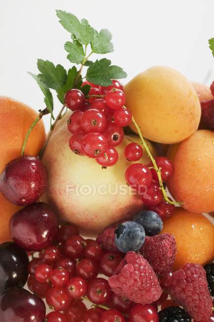 Абрикоси з персиками і змішаними ягодами — стокове фото
