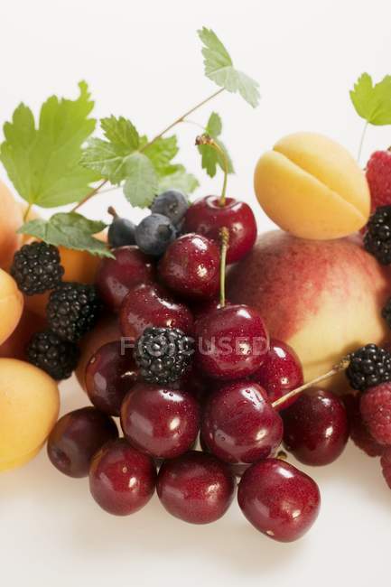 Абрикоси, персики і змішану ягоди — стокове фото