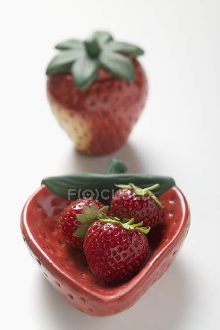 Fresas en plato en forma de fresa - foto de stock