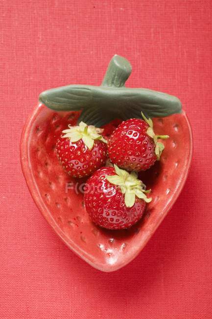 Strawberries in strawberry-shaped dish — Stock Photo