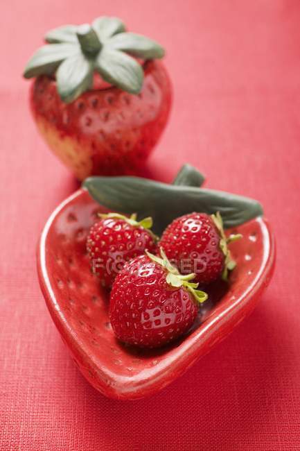 Fraises dans un plat en forme de fraise — Photo de stock