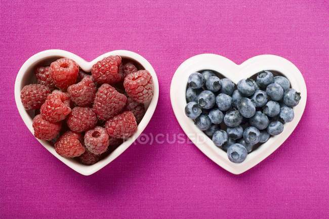 Fresh ripe raspberries and blueberries — Stock Photo
