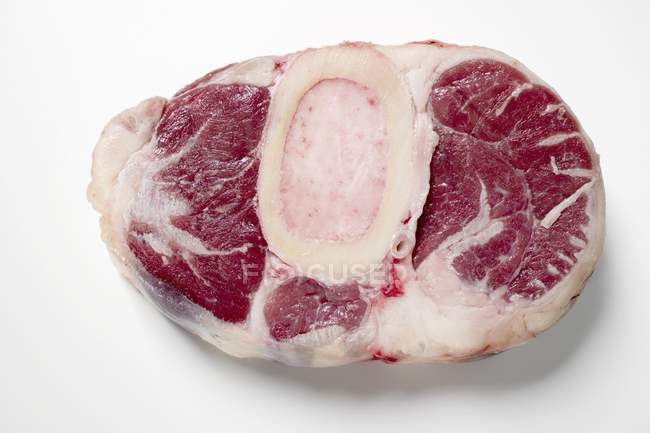 Кусок сырой говядины из ноги — стоковое фото