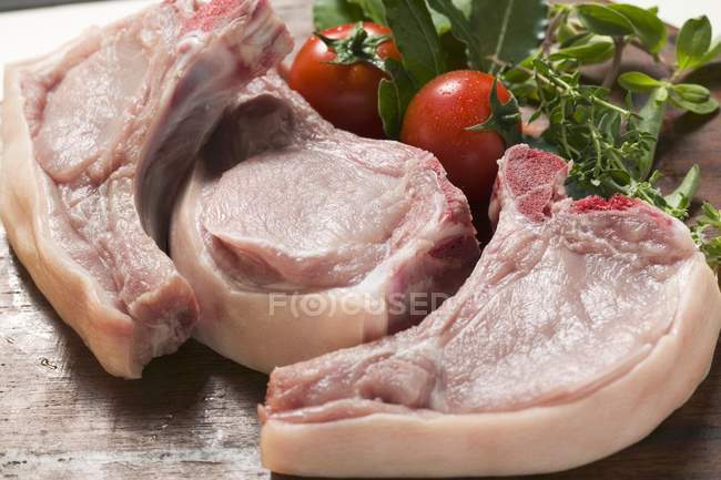 Rohe Schweinekoteletts mit frischen Kräutern — Stockfoto