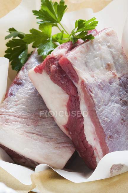 Trozos de carne fresca con perejil - foto de stock