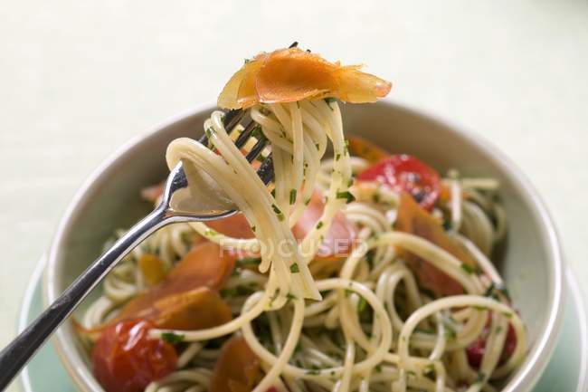 Spaghetti with bresaola and tomatoes — Stock Photo