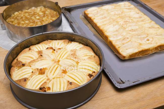 Tortas de manzana horneadas en bandeja - foto de stock