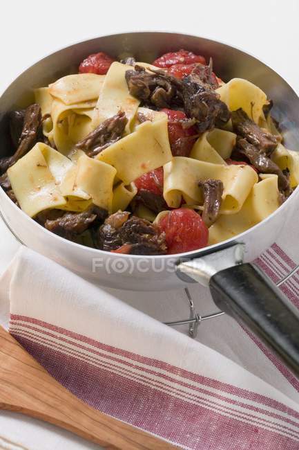 Pappardelle pasta с окрошкой и помидорами — стоковое фото