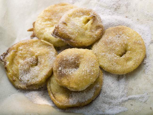 Vue rapprochée des beignets de pommes avec du sucre à la cannelle — Photo de stock