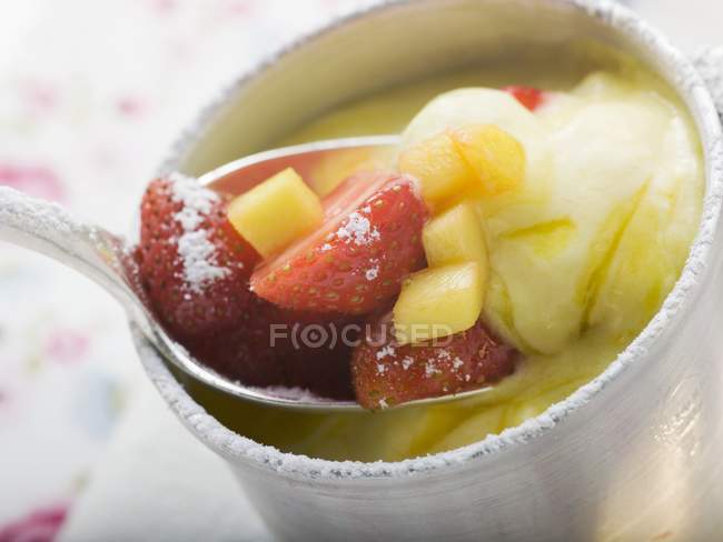 Mango-Creme mit Erdbeeren — Stockfoto