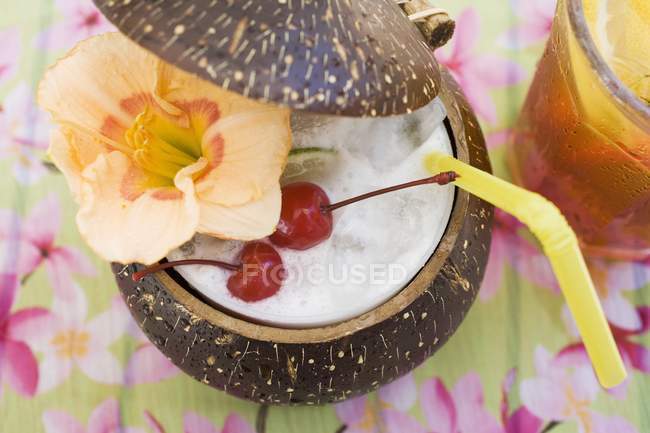 Pina Colada con flor - foto de stock