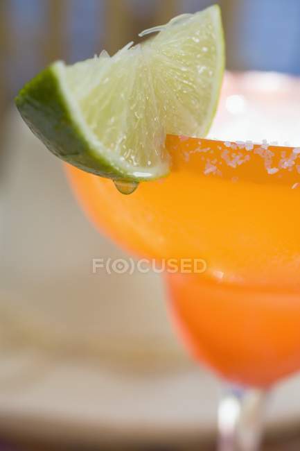 Margarita mit Limettenkeil — Stockfoto