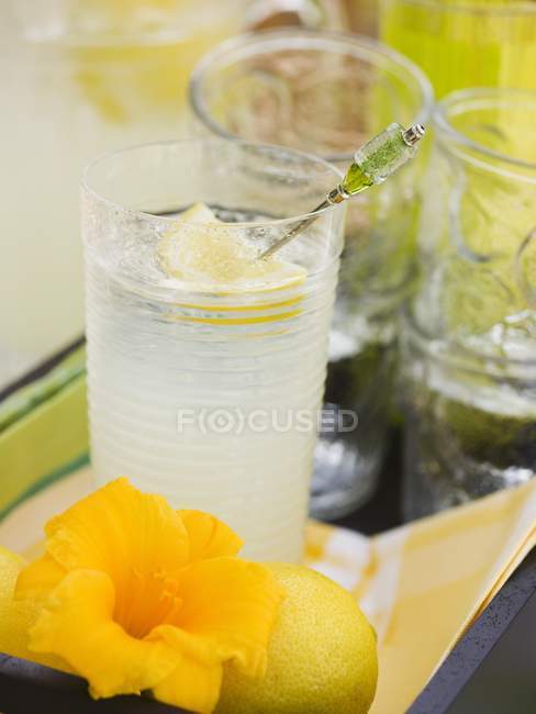 Copa de limonada con flor - foto de stock