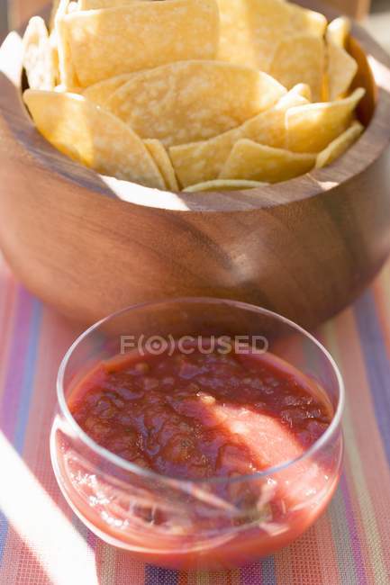 Vue rapprochée de la salsa de tomate avec croustilles Tortilla — Photo de stock