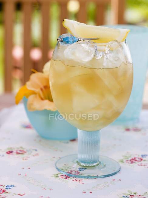 Vista close-up de abacaxi frutado beber com cubos de gelo e limão — Fotografia de Stock