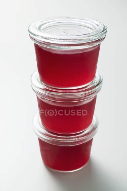 Pots de gelée de groseilles rouges — Photo de stock