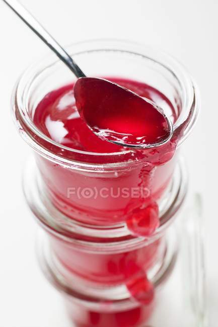 Pots de gelée de groseilles rouges — Photo de stock
