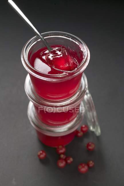 Frascos de gelatina de grosella roja - foto de stock