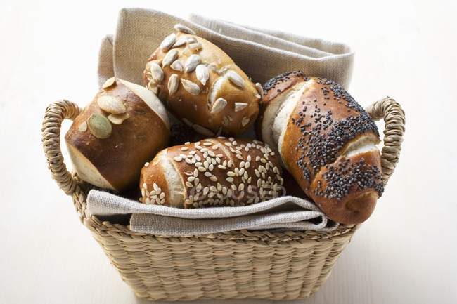 Petits pains bretzel dans le panier — Photo de stock