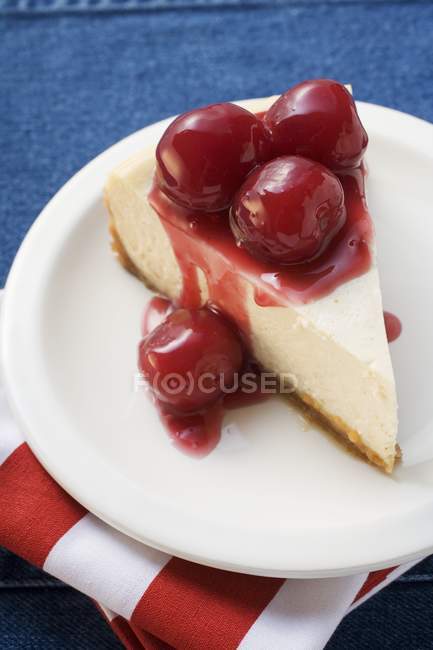 Pezzo di cheesecake con ciliegie — Foto stock