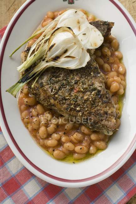 Spicy pork chop with garlic and beans — Stock Photo