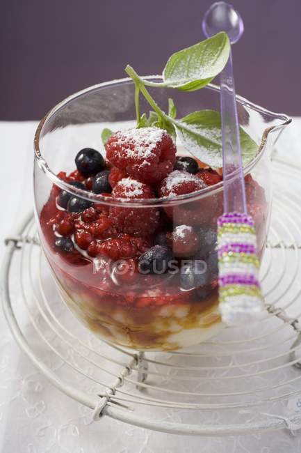Рисовий пудинг з ягодами — стокове фото